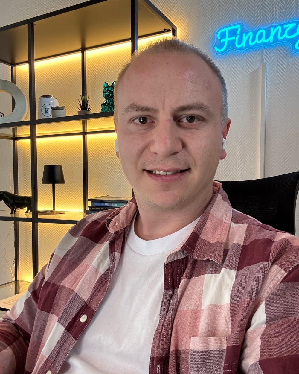 Marco Schmich mit Kopfhörern im Finanzglas-Büro